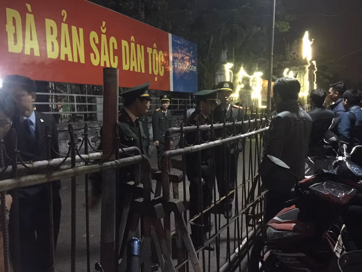 Lực lượng an ninh dày đặc.