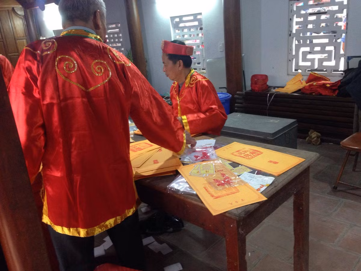 Khác với cảnh chen lấn vào đền làm lễ, đến 5h sáng ngày 15 tháng giêng tại khu vực nhà Giải Vũ, Nhà trưng bày và đền Trùng Hoa – nơi tổ chức phát ấn cho người dân du khách không còn cảnh chen lấn.