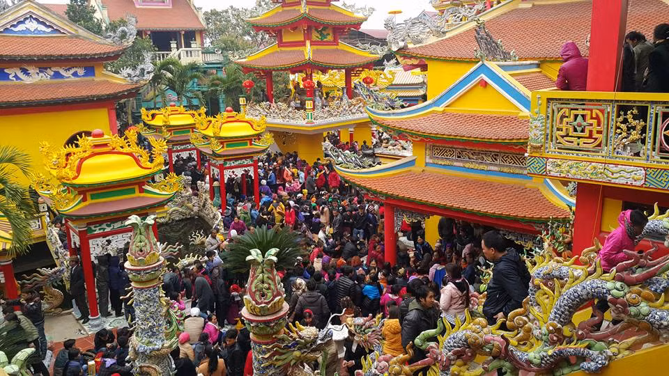 Anh: Hang nghin nguoi do ve phu “Mau The”, va vat an com loc