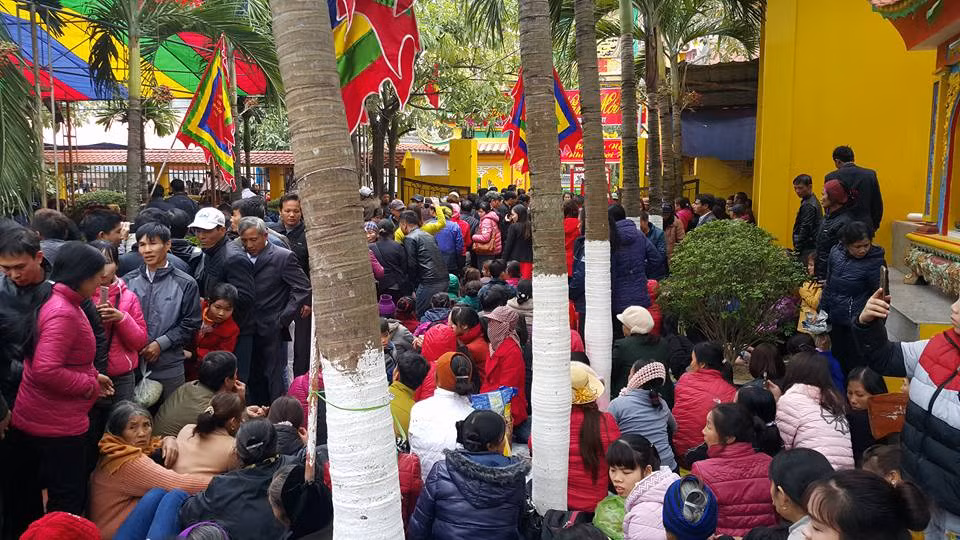 Ngay trong ngày rằm tháng Giêng, hàng nghìn người quỳ lạy khi mẫu The làm lễ dấu tay phù hộ người dân đến phủ mẫu qua hệ thống loa được giăng khắp không gian phủ Mẫu.