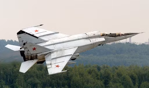 F-15 được thiết kế tương tự chủ yếu để chiến đấu trên không, mặc dù nó không có khả năng tiếp nhận các loại đạn chuyên dụng như P-40 mà phải sử dụng tên lửa kém uy lực hơn là AIM-7 Sparrow.