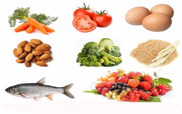Những thức ăn giúp tăng cường trí não cho kỳ thi, giàu protein như trứng, các loại hạt, sữa chua và phô mai, cá, quả óc chó, quả việt quất, hạt hướng dương, hạt lanh,...được xem là những lựa chọn tốt nhất. Ảnh: bizweb.