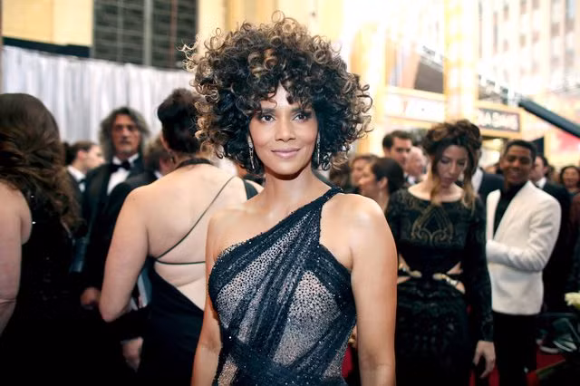 Rõ ràng nhìn Halle Berry trẻ hơn hàng chục tuổi so với tuổi thật (51 tuổi) của mình.