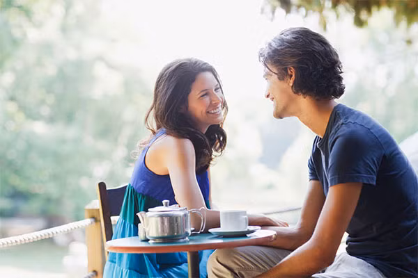 Dành thời gian để nói chuyện với một người bạn hay những người thân cũng là một cách để bạn giải tỏa căng thẳng trong thời gian thi cử. Ảnh: blogspot.