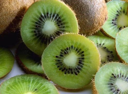 Một quả kiwi cỡ lớn chỉ chứa 56 calo nhưng lượng vitamin C có trong nó lại cao hơn 20% lượng vitamin C có trong một quả cam.