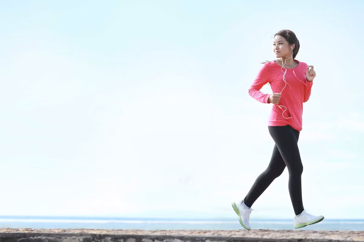 Tập thể dục sẽ giải phóng serotonin và dopamine - nội tiết tố hạnh phúc và giúp bạn tăng cường thể chất, từ đó giúp tinh thần bạn tốt hơn, phấn chấn hơn.