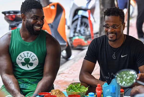 Đồng hành với Evra trong chuyến sang Việt Nam là một cựu danh thủ khác, Micah Richards, người từng khoác áo CLB Manchester City.