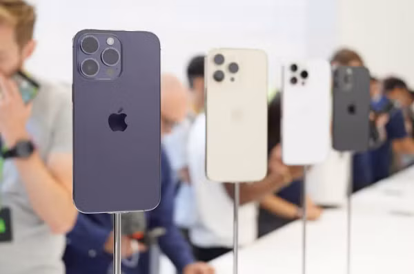 Tính năng mới xuất hiện trên iPhone 14 là Always-on Display (màn hình luôn bật), cho phép người dùng có thể xem nhanh thời gian, thông báo… mà không cần phải mở khóa iPhone.