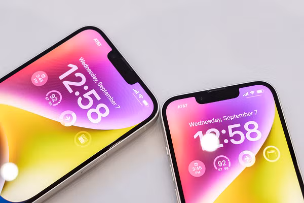 Trong khi đó, iPhone 14 Pro sở hữu nhiều nâng cấp đáng giá với dải khuyết viên thuốc cùng tính năng hiển thị linh hoạt xung quanh (Dynamic Island), chế độ màn hình luôn bật (always-on), chip xử lý A16 Bionic và camera chính 48 MP.