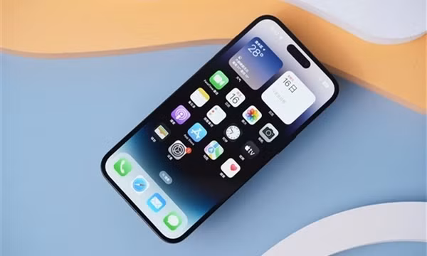 Một báo cáo mới đây cũng cho biết Apple sẽ triển khai tính năng Dynamic Island đến với tất cả thành viên iPhone 15, nhưng tính năng màn hình LTPO/120 Hz vẫn chỉ giới hạn trên các mẫu cao cấp.