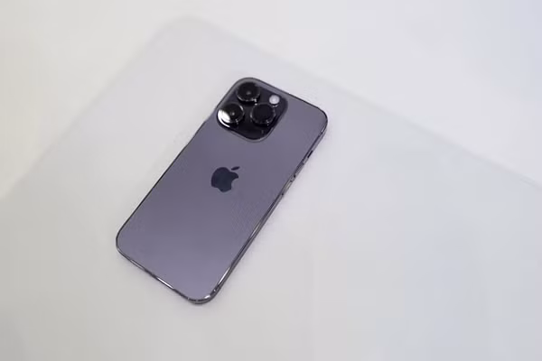 Với tên gọi "Deep Purple", sắc tím trên bộ iPhone 14 Pro/Pro Max thiên về tông tối và tương đối đậm. Màu sắc này khác với sắc tím từng xuất hiện trên loạt iPhone XR, iPhone 11, 12 series, hay iPhone 14/14 Plus cùng ra mắt trong sự kiện.