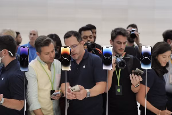 Tại sự kiện Far Out diễn ra vào rạng sáng ngày 8/9 (theo giờ Việt Nam), Apple đã chính thức trình làng thế hệ iPhone mới với 4 phiên bản, gồm: iPhone 14, iPhone 14 Plus, iPhone 14 Pro và 14 Pro Max.