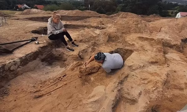 Trước đây, giới khoa học đã nhiều lần phát hiện những bộ hài cốt bị nghi là ma cà rồng ở Ba Lan. Ví dụ như họ khai quật được một bộ hài cốt vẫn ngậm một hòn đá, còn chân thì bị đóng lại bởi một chiếc cọc gỗ.