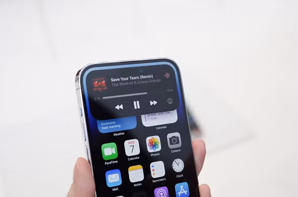 Các phiên bản Pro có tính năng màn hình luôn mở Always-On Display, tự động làm tối hình ảnh, giảm tần số quét về 1 Hz để tiết kiệm năng lượng.