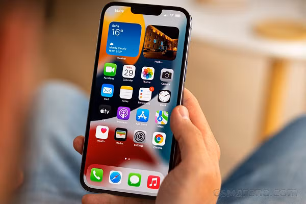 iPhone 13 Pro được trang bị cụm ba camera sau 12MP và tất cả đều dùng cảm biến Sony, gồm một ống kính tele với tiêu cự 77mm, zoom quang học 3x; ống camera chính có cảm biến lớn với khẩu độ f/1.5. Ống kính siêu rộng 12MP 120 độ cũng nhận được một cảm biến lớn hơn, hỗ trợ tự động lấy nét để có những bức ảnh góc siêu rộng sắc nét hơn.
