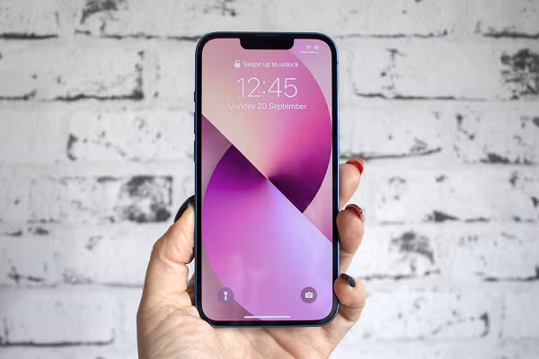 Dòng iPhone 13 đi kèm với bộ vi xử lý Apple A15 Bionic. Con chip này vẫn sử dụng quy trình 5nm và có CPU 6 nhân. Chiếc điện thoại này được làm bằng kính cường lực và có khung thép không gỉ.