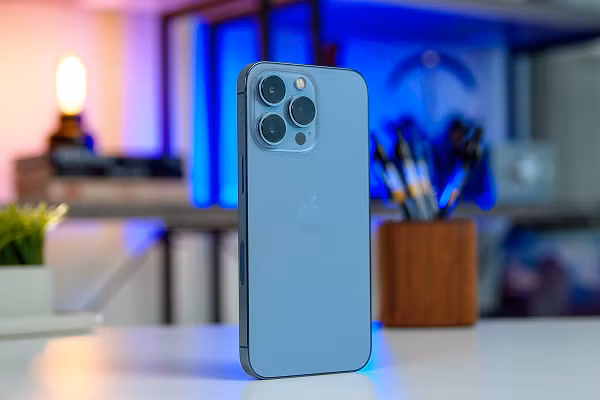 iPhone 13 Pro đang là sự thay thế tốt nhất cho iPhone 14 năm nay. Điện thoại có giá bán thấp hơn iPhone 14, hiệu năng - thời lượng pin tương đương, cụm 3 camera sau 12MP cũng xịn sò hơn, thiết kế bền vững hơn với khung thép không gỉ.