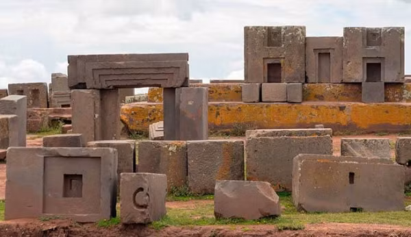 Puma Punku nằm ở Tiwanaku của Bolivia. Những phiến đá khổng lồ được điêu khắc tinh vi, vuông góc, bề mặt nhẵn mịn như những thanh gỗ lớn được bào kỹ lưỡng. Các di chỉ có từ năm 536 - 600 này được tạo thành từ đá granite và đá diorite, có độ cứng chỉ thua kim cương.