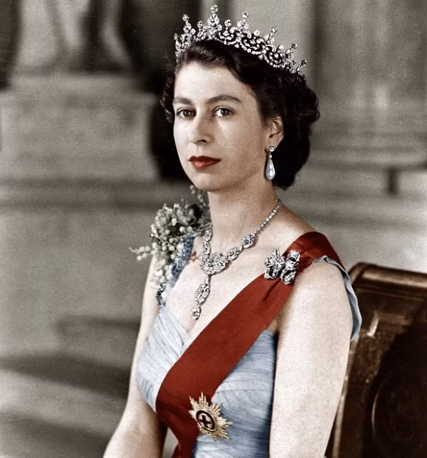 Theo báo Daily Telegraph, các chuyến công du nước ngoài mà Nữ hoàng Elizabeth II đã thực hiện có tổng quãng đường di chuyển tương đương 42 lần vòng quanh thế giới cho đến khi bà dừng công du nước ngoài từ tháng 11-2015, ở tuổi 89.