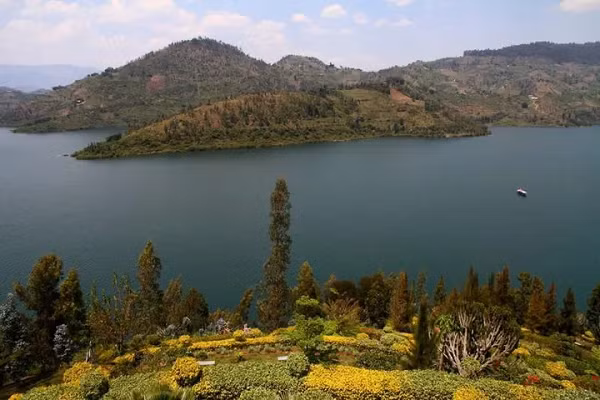 Trải dài qua biên giới giữa Rwanda và Cộng hòa Dân chủ Congo, Kivu là một trong chuỗi các hồ nằm dọc theo Đới tách giãn Đông Phi (EAR), nơi lục địa châu Phi đang dần bị tách ra bởi các lực kiến tạo.