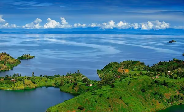 Khác biệt với vẻ ngoài nên thơ như tranh vẽ, hồ Kivu chẳng hề yên bình. Các hoạt động địa chất và núi lửa suốt hàng ngàn năm đã tích tụ một lượng lớn khí methane và CO2 dưới lòng hồ.