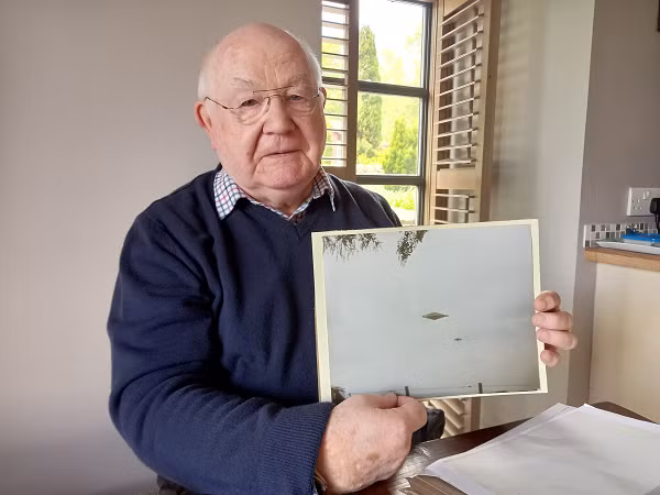 "Biên tập viên của Daily Record lúc đó đã gửi hình ảnh cho Craig Lindsay, nhân viên báo chí của RAF tại Scotland. Bản in được ông ấy chuyển cho Bộ Quốc phòng Anh tại London, cơ quan này sau đó yêu cầu ông giao cuộn film âm bản...