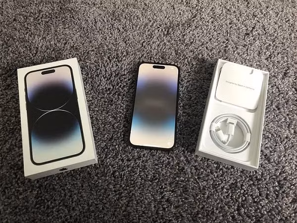 Để chứng minh, YouTuber Luke Miani đã đăng một video lên Twitter cho thấy camera trên chiếc iPhone 14 Pro Max của anh ấy rung lên khi sử dụng Snapchat, khiến bức ảnh bị mờ hoàn toàn.