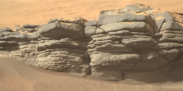 Jezero Crater vốn là một miệng hố va chạm khổng lồ tọa lạc ở vùng Syrtis Major Planum giữa Vùng đất thấp phía Bắc và Cao nguyên phía Nam của sao Hoả.