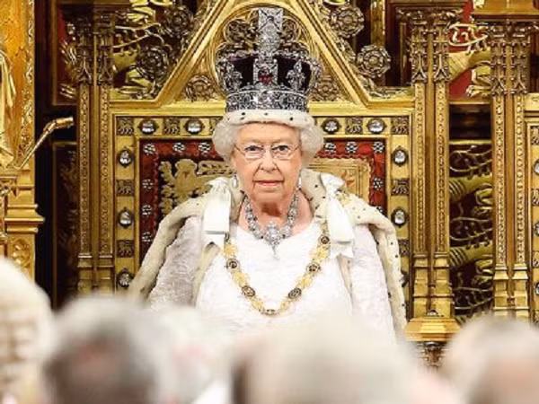 Tại buổi lễ bà dùng vương miện St. Edward và khi trở lại điện Buckingham bà mới đội Vương miện Imperial State.