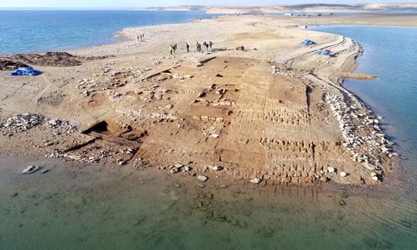  Hạn hán nghiêm trọng đã khiến người dân địa phương Bắc Iraq rút dần nước trên sông để phục vụ tưới tiêu. Bên cạnh đó nắng nóng cũng khiến nước của con sông nhanh chóng bốc hơi. Từ đó, vô tình để lộ ra thành phố cổ khoảng 3.400 năm tuổi.