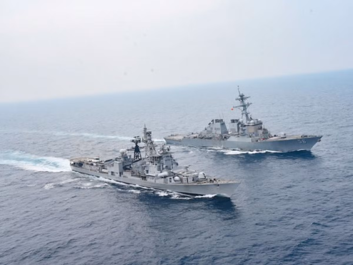 Tàu khu trục USS John S.McCain (Mỹ) và tàu khu trục INS Ranvijay trong cuộc tập trận Malabar năm nay. Ảnh: ANI.