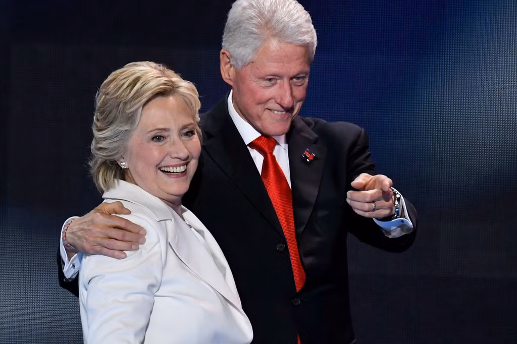 Ở cương vị đệ nhất phu nhân, bà Hillary tập trung vào mối quan tâm của mình đối với các vấn đề trẻ em và chăm sóc sức khỏe. Vợ của ông Bill Clinton đã tổ chức chương trình phát thanh trực tuyến đầu tiên trong Nhà Trắng. Bà cũng là đệ nhất phu nhân duy nhất được bầu vào Thượng viện Mỹ và từng tranh cử tổng thống vào năm 2016. Trong thời gian giữ chức vụ ngoại trưởng dưới thời Cựu Tổng Thống Barack Obama, Hillary đã lập kỷ lục đến thăm nhiều quốc gia nhất - 112, theo The Atlantic. Ảnh: CNBC. 