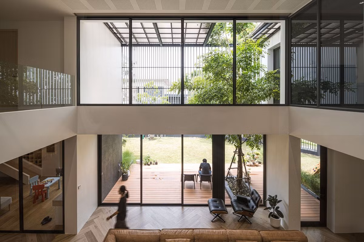 Tất cả các khu vực đều được kết nối với sân bên cạnh ngôi nhà và với hồ nước phía sau. Sở dĩ, ngôi nhà được bố trí theo cách này để phù hợp với hướng nhiệt đới, nơi đón ánh sáng mặt trời từ phía Tây Nam.