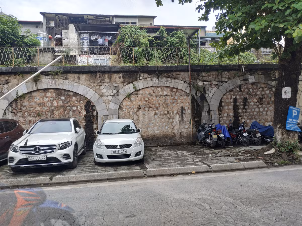 Hà Nội đục vòm cầu đường sắt phía Nam cầu Long Biên Ha Noi duc vom cau duong sat phia Nam cau Long Bien