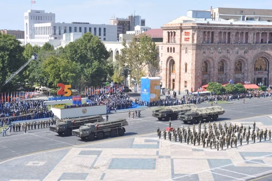 Quân đội Armenia mới đây đã tiến hành cuộc duyệt binh lớn nhân Ngày Độc Lập hôm 21/9. Cuộc duyệt binh diễn ra trong bối cảnh quan hệ ngoại giao với láng giềng Azerbaijan vẫn hết sức phức tạp sau cuộc xung đột biên giới hồi đầu tháng 4/2016.