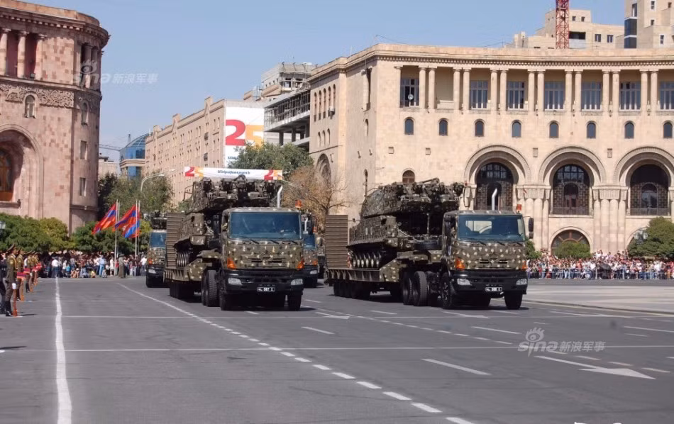 Ngoài Iskander, Quân đội Armenia cũng lần đầu công khai tổ hợp tên lửa phòng không tầm trung hiện đại Buk mà nước này nhập khẩu từ Nga năm 2015.