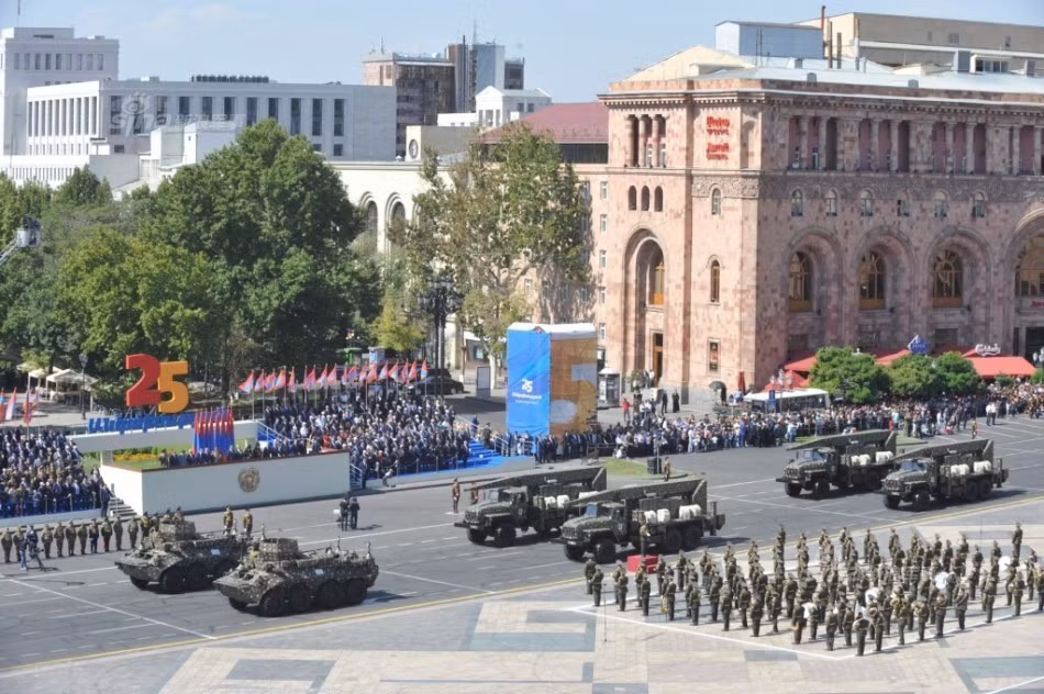 Đặc biệt, cuộc duyệt binh khoe vũ khí của Armenia cũng khiến cho giới quân sự phương Tây sửng sốt khi nước này "trưng" các bệ phóng tổ hợp tên lửa đạn đạo chiến dịch - chiến thuật Iskander-E có tầm phóng lên tới 280km, CEP chỉ dưới 10m, mang đầu đạn nặng 480kg. Armenia được xem là quốc gia đầu tiên sở hữu Iskander - một tổ hợp tên lửa đã được xếp vào danh mục cấm xuất khẩu của Nga.