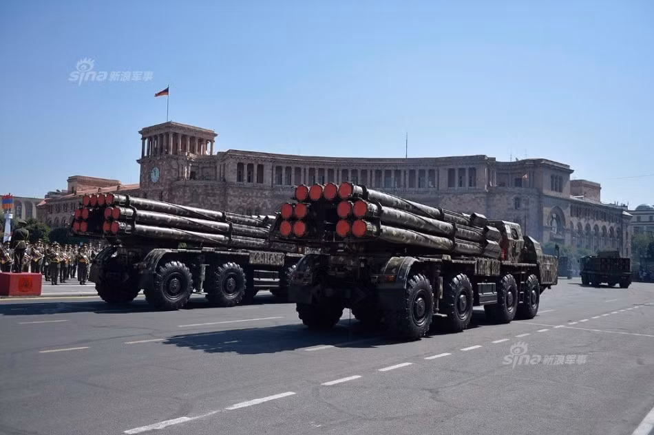 Ngoài ra, Quân đội Armenia còn công bố hệ thống pháo phản lực tầm xa đáng sợ của nước này. Ví dụ như hệ thống pháo phản lực phóng loạt BM-30 Smerch dùng đạn rocket 300mm có tầm phóng lên tới 90km.