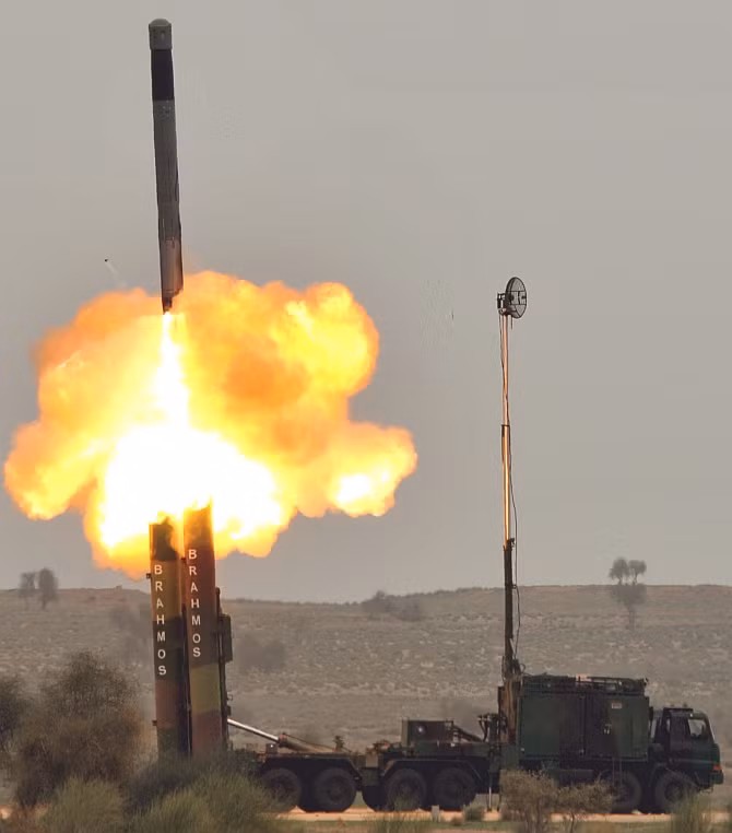 Theo đó, tốc độ hành trình của tên lửa hiện đạt tới Mach 3 (tương đương 3.400km/h), nhưng phiên bản siêu thanh của BrahMos có thể đạt tốc độ gấp đôi với tầm bắn xa hơn.