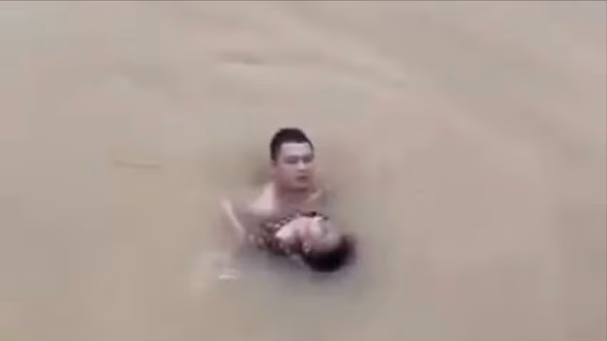 Nguoi dan ong lao minh xuong dong nuoc du cuu chau be duoi nuoc