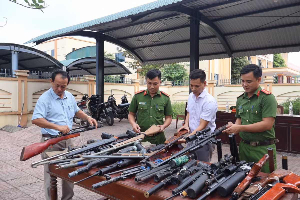 Hà Tĩnh: Tiêu hủy nhiều vũ khí, vật liệu nổ, công cụ hỗ trợ Ha Tinh: Tieu huy nhieu vu khi, vat lieu no, cong cu ho tro