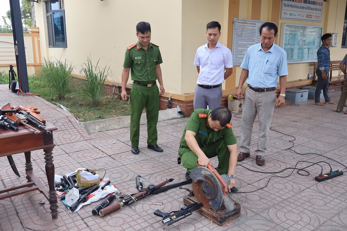 Hà Tĩnh: Tiêu hủy nhiều vũ khí, vật liệu nổ, công cụ hỗ trợ - Hình 2 Ha Tinh: Tieu huy nhieu vu khi, vat lieu no, cong cu ho tro-Hinh-2