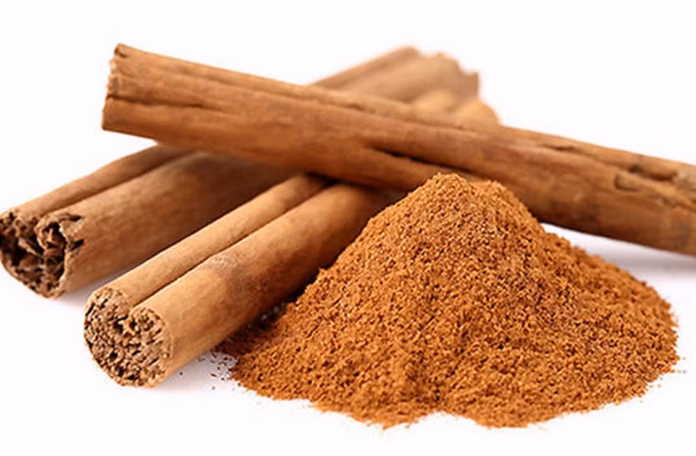 Quế: Một loại thực phẩm khác có thể làm giảm mùi hôi miệng là quế. Thực phẩm này giúp phá vỡ các hợp chất sunfuric dễ bay hơi trong miệng, qua đó mang lại mùi dễ chịu trong miệng của bạn. (Ảnh: Khỏe Plus 24h)
