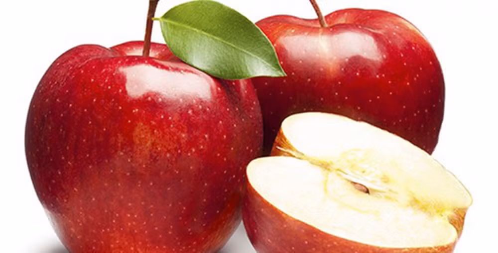 Táo: Táo rất giàu polyphenol, giúp làm sạch răng miệng một cách tự nhiên và tiêu diệt vi khuẩn gây mùi. Nó trung hòa các hợp chất gây mùi hôi và khử mùi khó chịu trong miệng. (Ảnh: Soha)