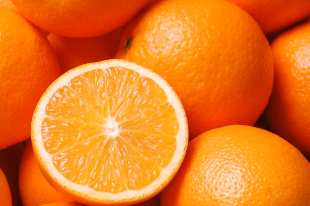 Cam: Cam hoặc bất kỳ loại trái cây nào giàu vitamin C cũng có thể giúp giảm hôi miệng. Vì vitamin C có thể tiêu diệt vi khuẩn gây hôi miệng, giữ lượng nước trong khoang miệng, tăng sản xuất nước bọt và loại bỏ tình trạng hôi miệng hiệu quả. (Ảnh: Phunutoday)