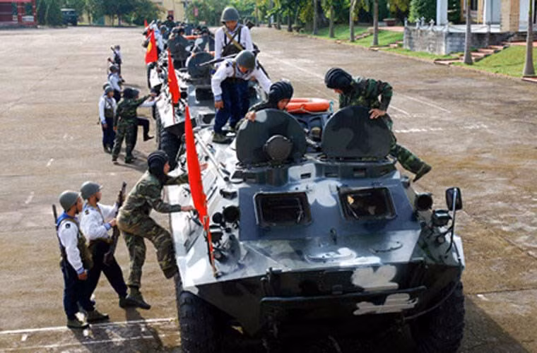 Với chức năng chính là vận chuyển binh sĩ, BTR-60PB có khả năng chở 8 lính cùng đầy đủ trang bị vũ khí. Các binh sĩ sẽ vào xe bằng cửa nóc hoặc hai cửa hông.
