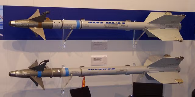 MIM-72 Chaparral là một hệ thống tên lửa đất đối không tự hành tầm ngắn, được phát triển dựa trên cơ sở tên lửa không đối không AIM-9 Sidewinder.