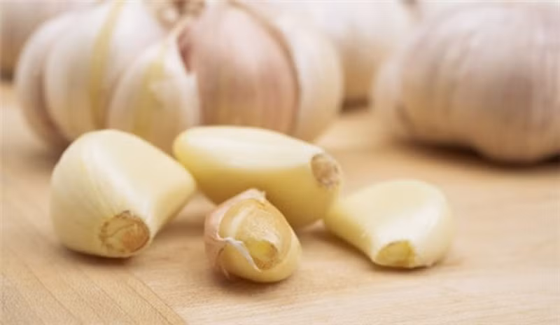 Đặc biệt, tỏi có chứa allicin. Nếu hợp chất allicin này tích tụ ở gan nhiều sẽ làm gan bị tổn thương. Ản: Enkiverywell. 