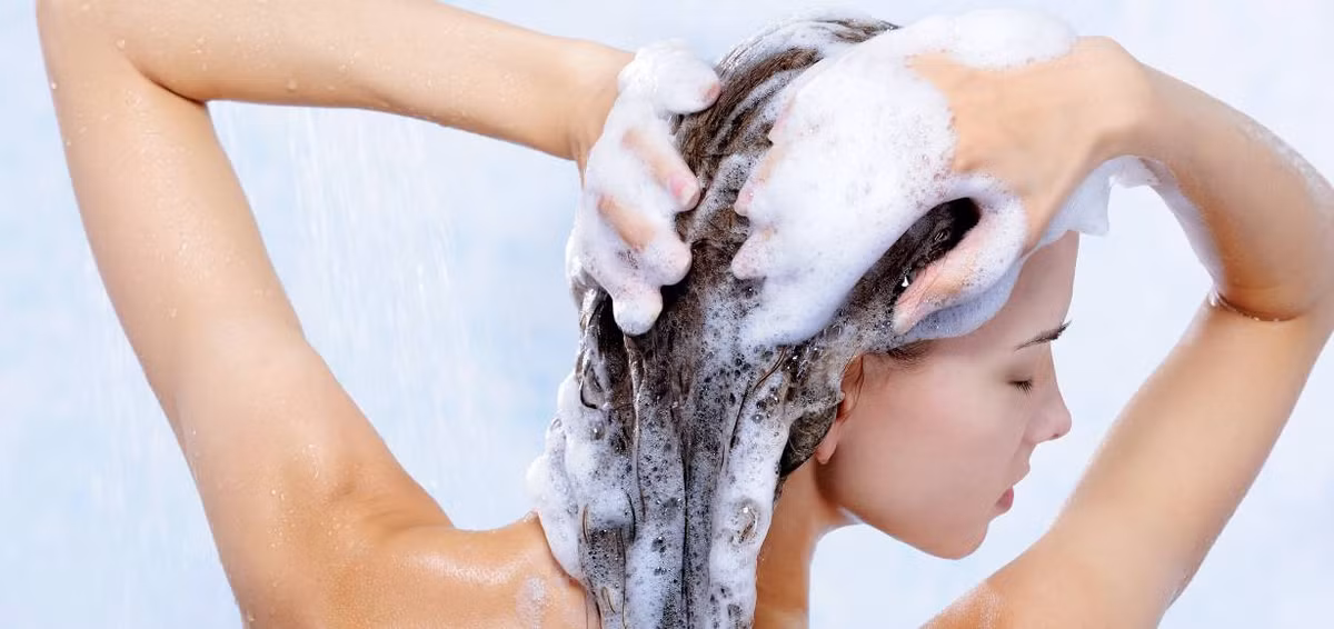 Thậm chí với những người có sức đề kháng kém, gội đầu buổi sáng sớm có thể gây cảm lạnh, chóng mặt, nhức đầu,...nguy hiểm hơn là đột quỵ. Ảnh metroeve.
