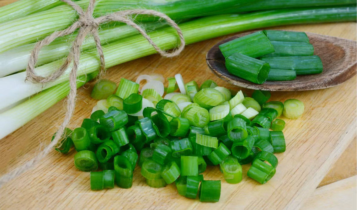 Giàu vitamin A và C, hành lá chính là “trợ thủ” đắc lực giúp cơ thể tăng cường khả năng miễn dịch. Ảnh hellobacsi.